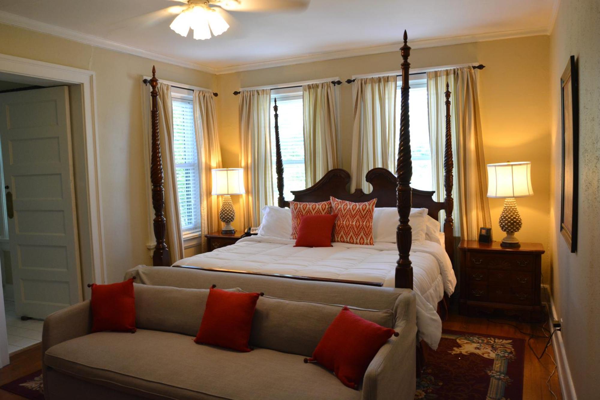At 835 Boutique Bed & Breakfast 4*