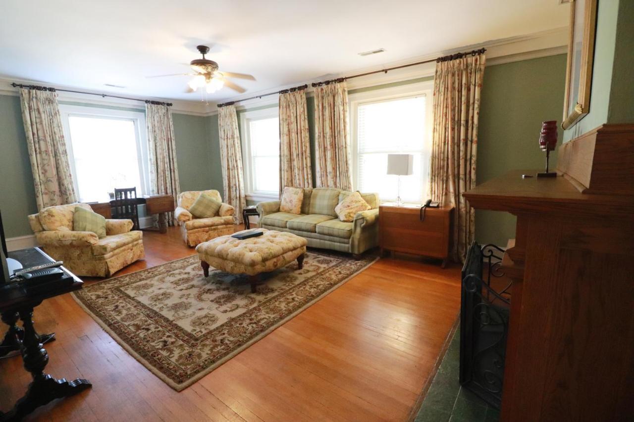 Bed & Breakfast At 835 Boutique