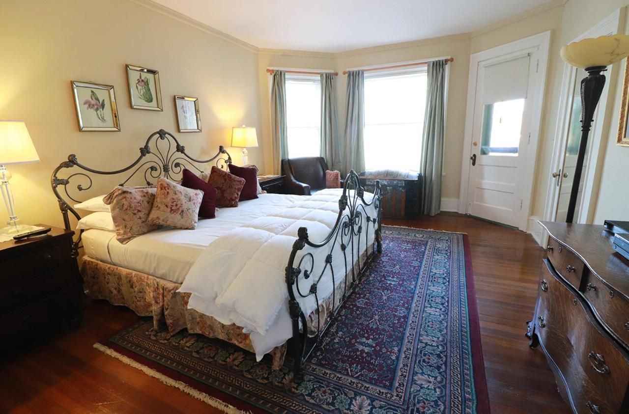 At 835 Boutique Bed & Breakfast Springfield