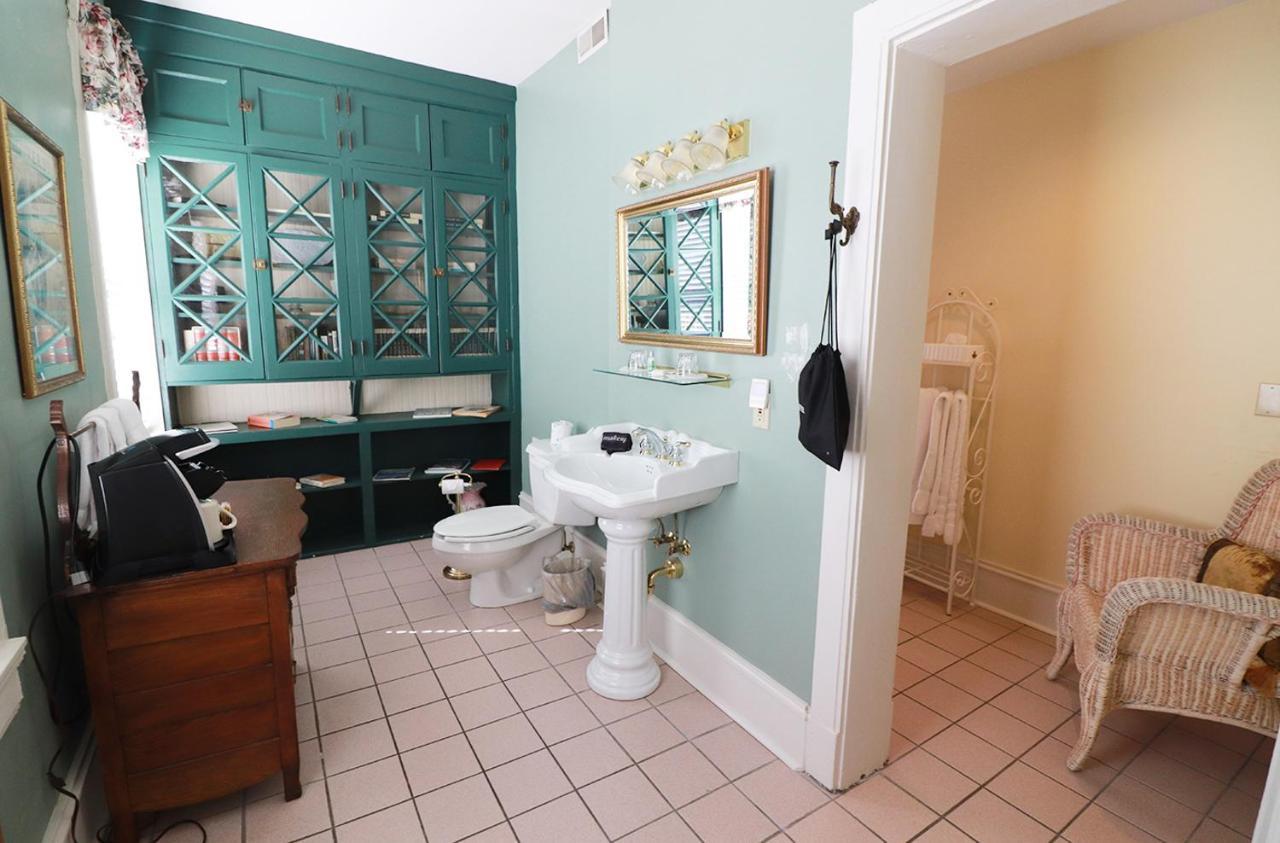 At 835 Boutique Bed & Breakfast 4*