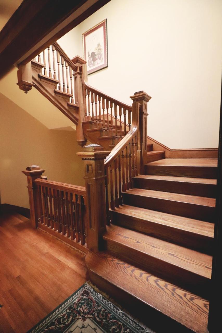 Bed & Breakfast At 835 Boutique