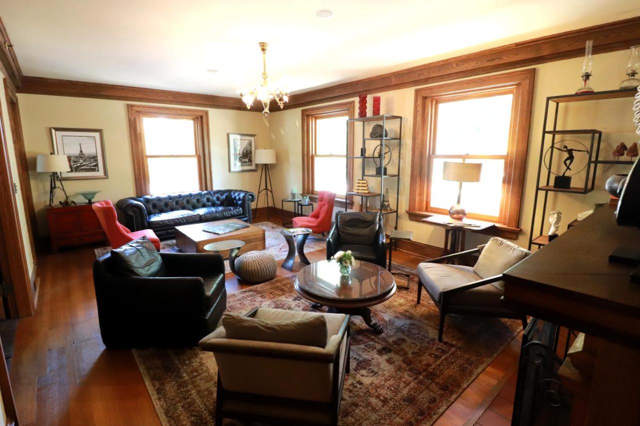 Bed & Breakfast At 835 Boutique